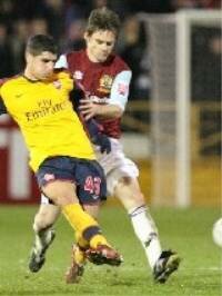 02.12.08 cup (Arsenal) Grezza i duell med AFC's Fran Merida